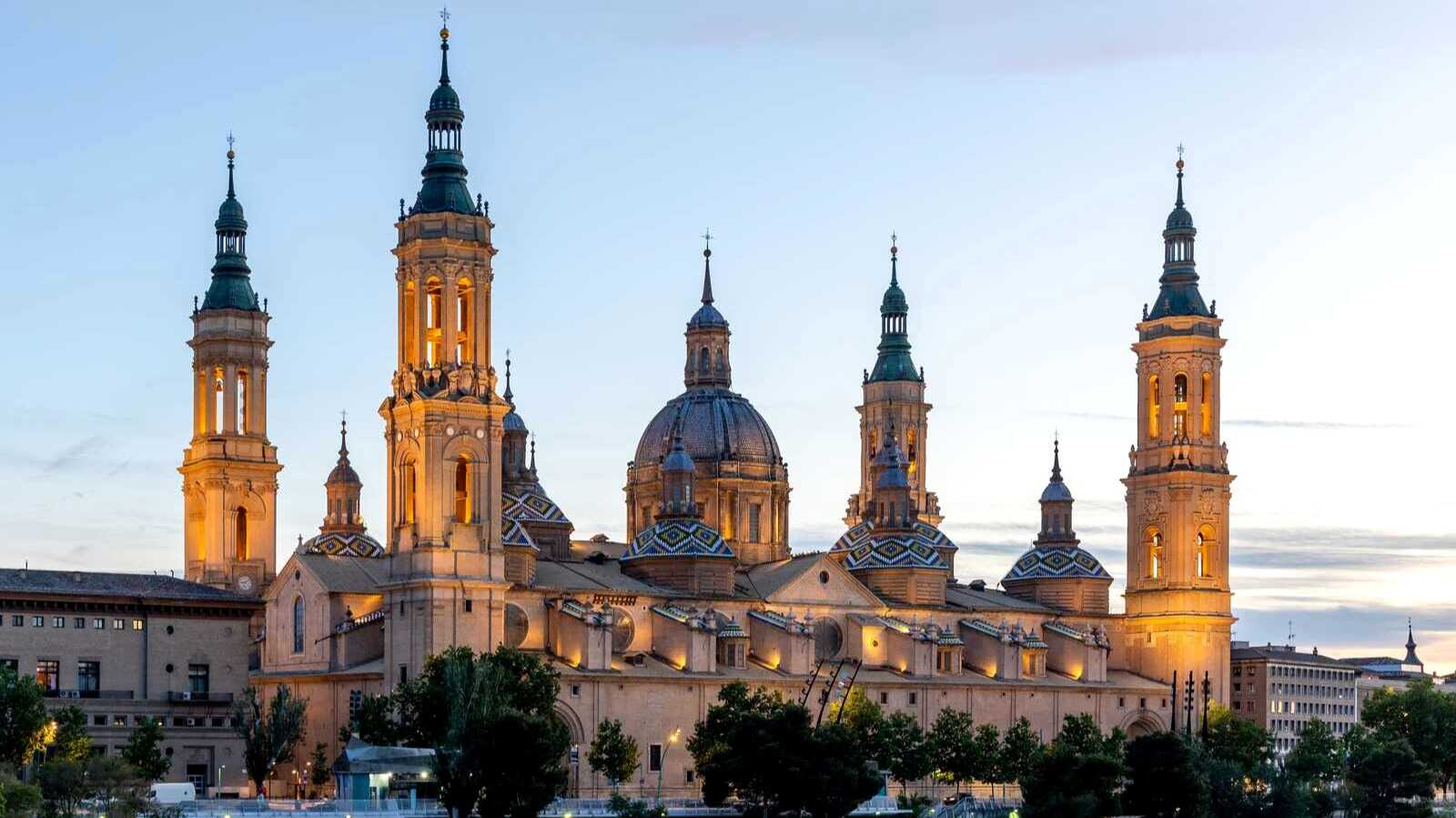 La imponente silueta de la Catedral-Basílica del Pilar de Zaragoza. | Shutterstock
