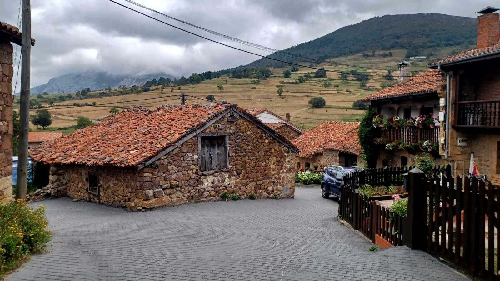 Casas de piedra en Cicera. | Simon Burchell, Wikimedia