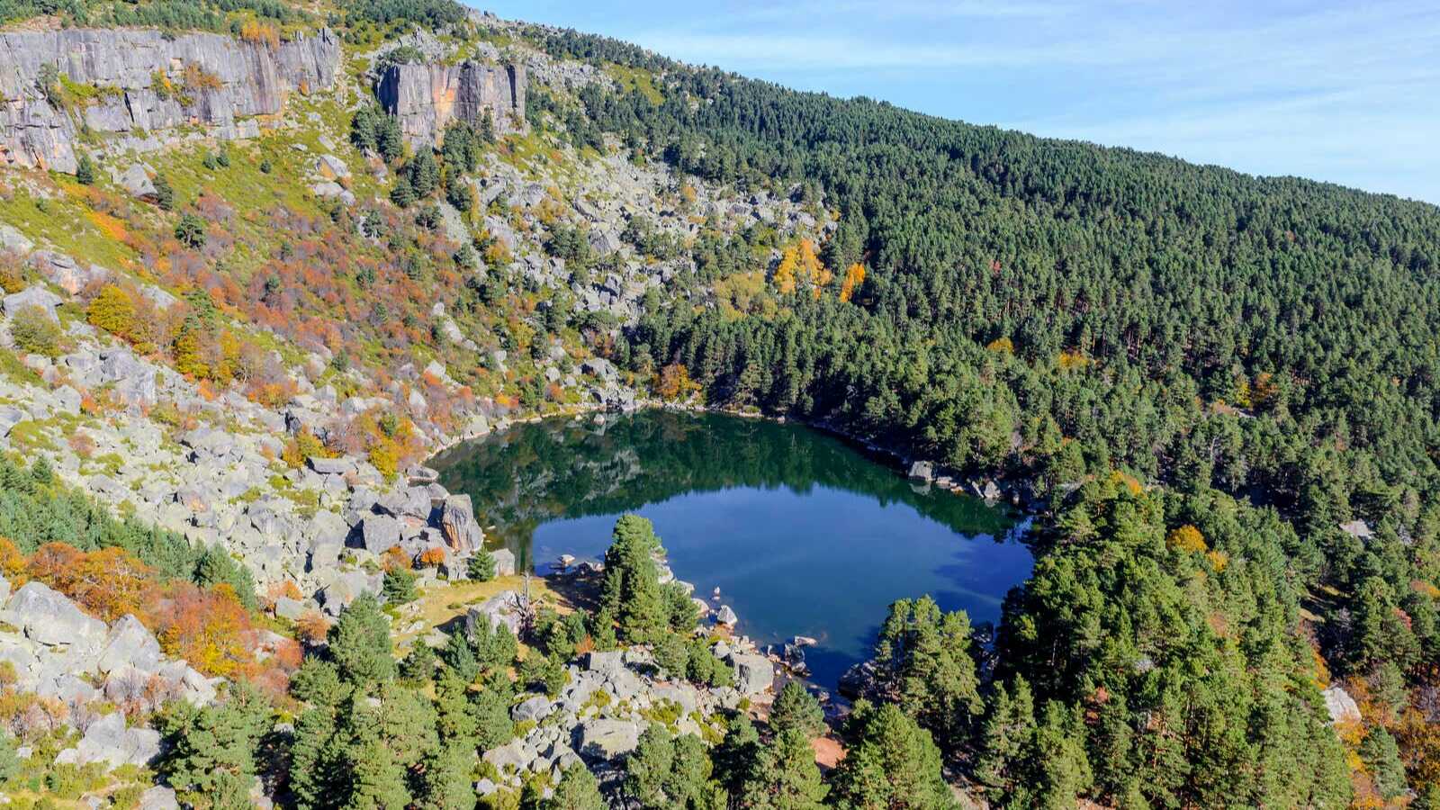 Laguna Negra de Soria, finalista entre los lagos más fascinantes de España. | Dreamstime