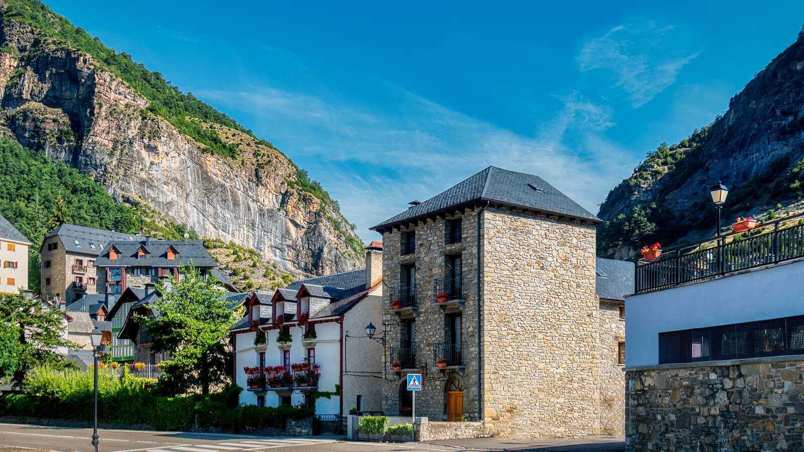 Calle de Escarrilla rodeada de montañas. | Shutterstock