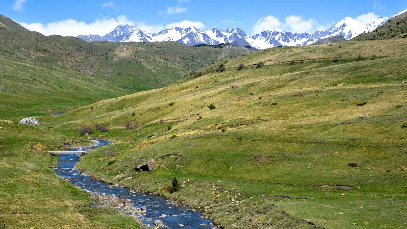 Río Escarra a su paso por el entorno natural de Escarrilla. | Dreamstime