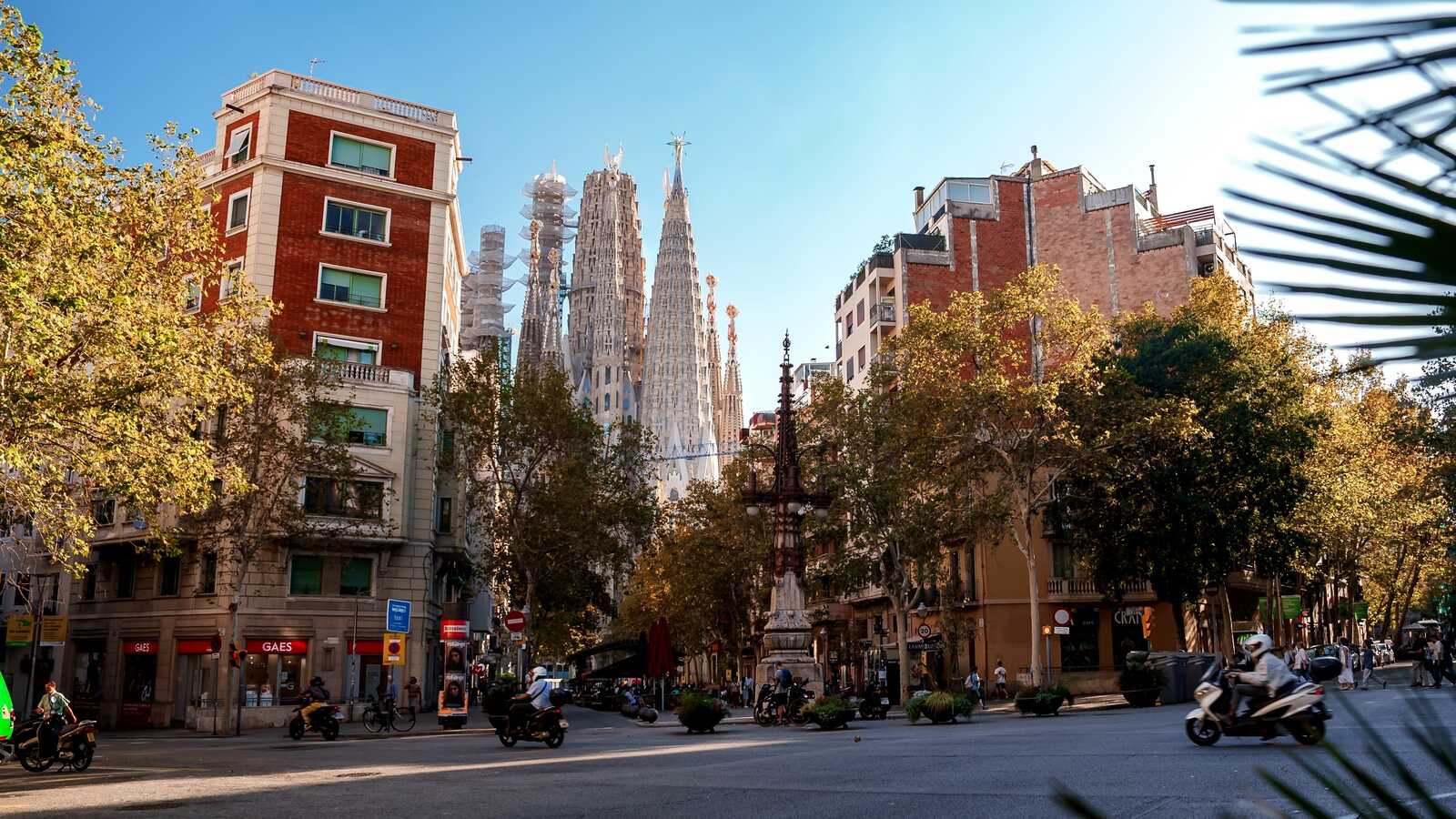 Vista de la Sagrada Familia desde la Avenida Diagonal. | Shutterstock