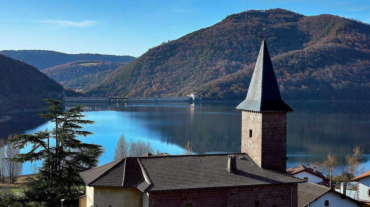 Torre de la Iglesia de San Gil con el embalse al fondo. | Dreamstime