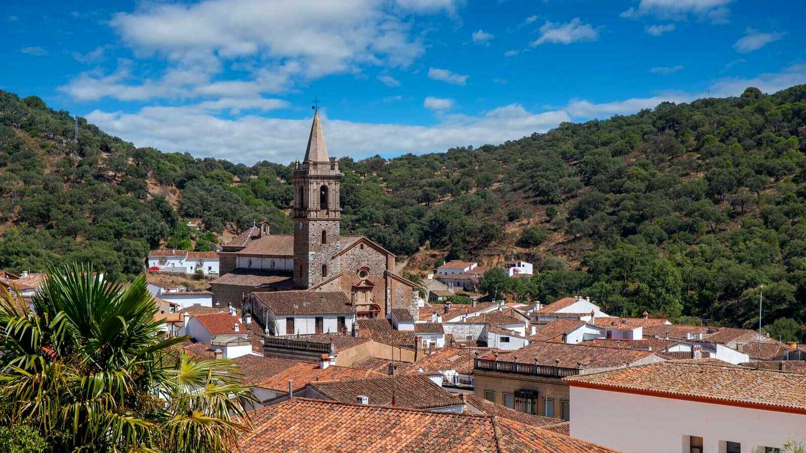 Vista del entorno natural de Alájar sobre los tejados de la población. | Shutterstock