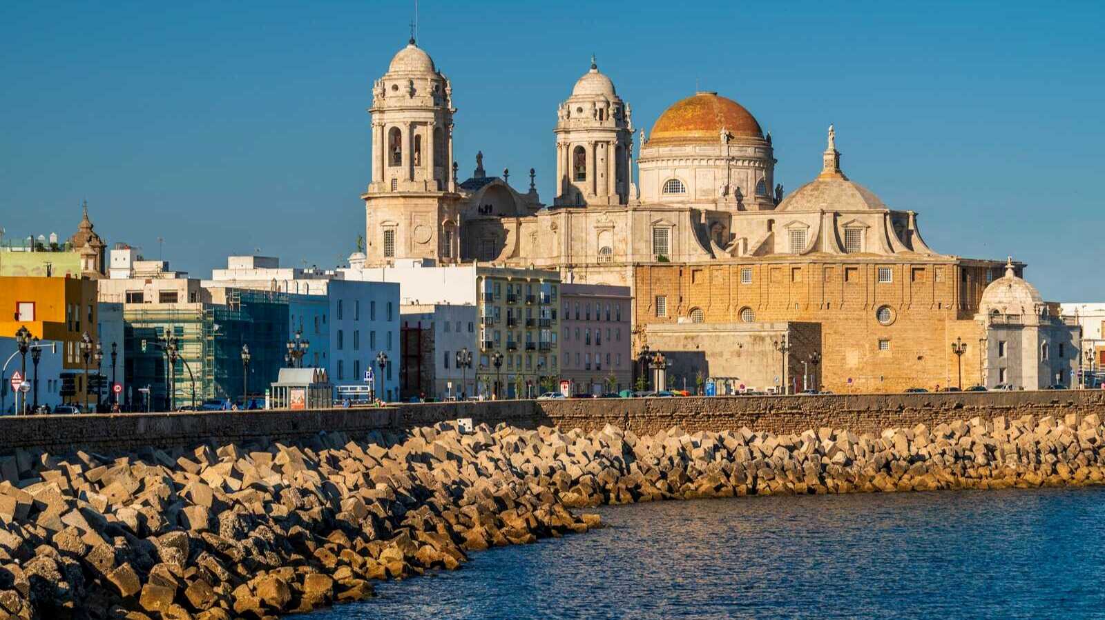 Vista de Cádiz junto al océano. | Shutterstock