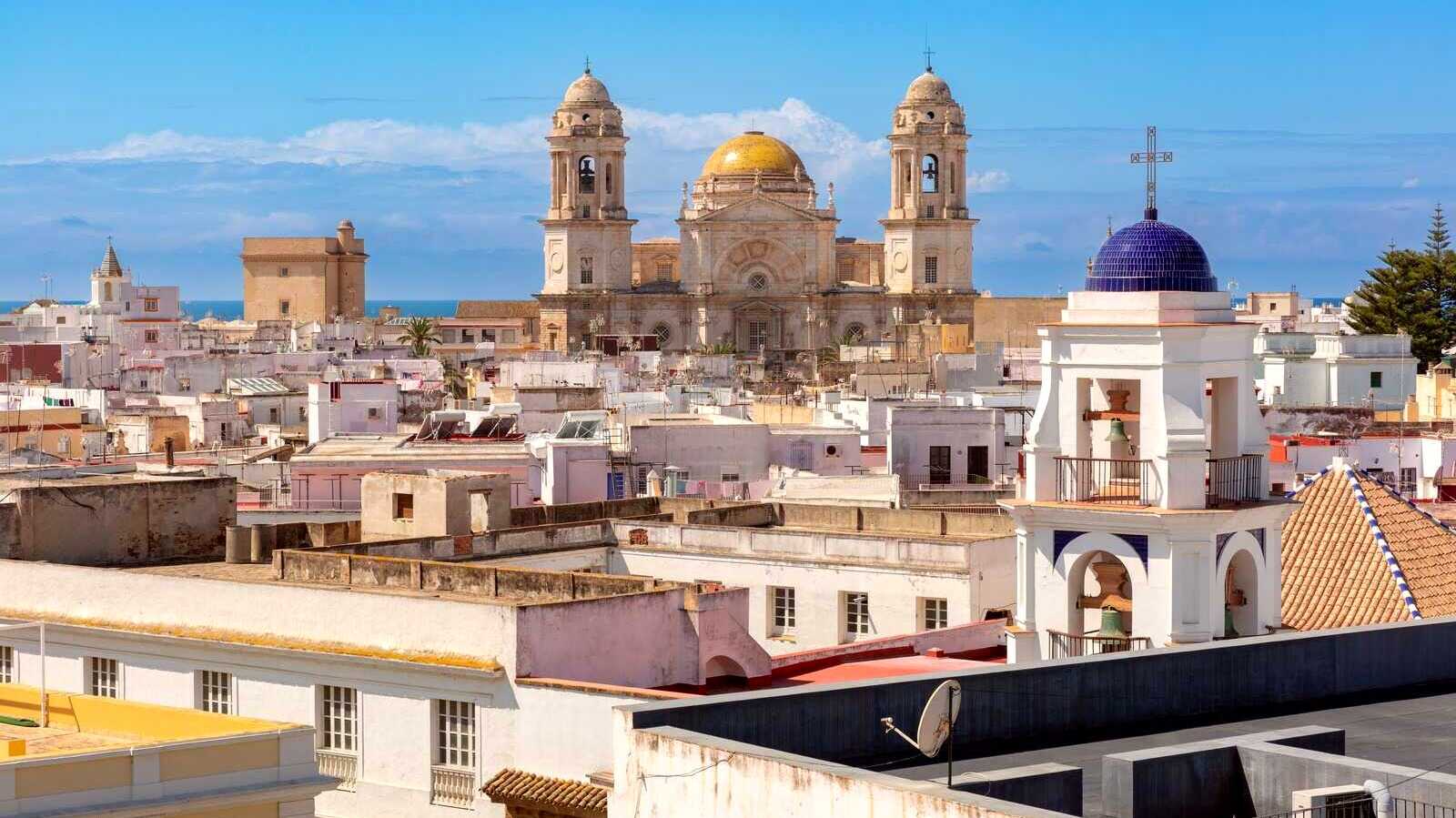 Vista de la Catedral de Cádiz sobre los tejados de la ciudad. | Shutterstock