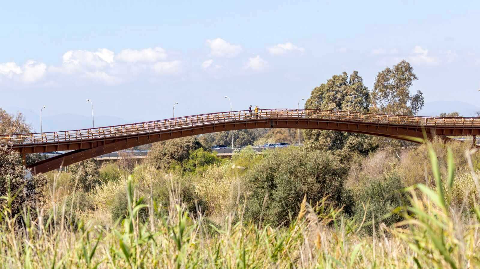 Vista de la pasarela peatonal sobre el río Guadalhorce. | Dreamstime