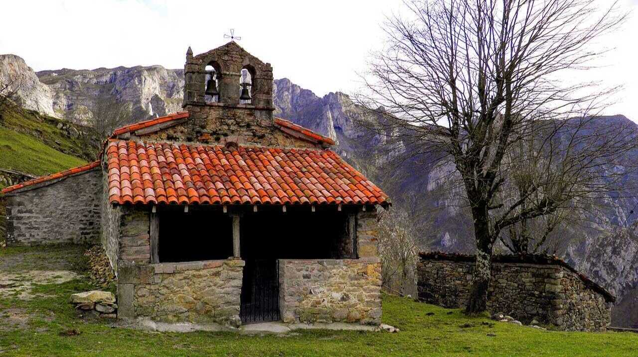 Iglesia de Casielles, enclavada entre montañas. | Carmenmoran, Wikimedia
