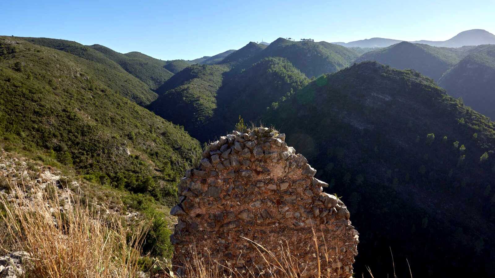 Vistas del paisaje montañoso en el que se enclava el Castillo de Marinyén. | Shutterstock