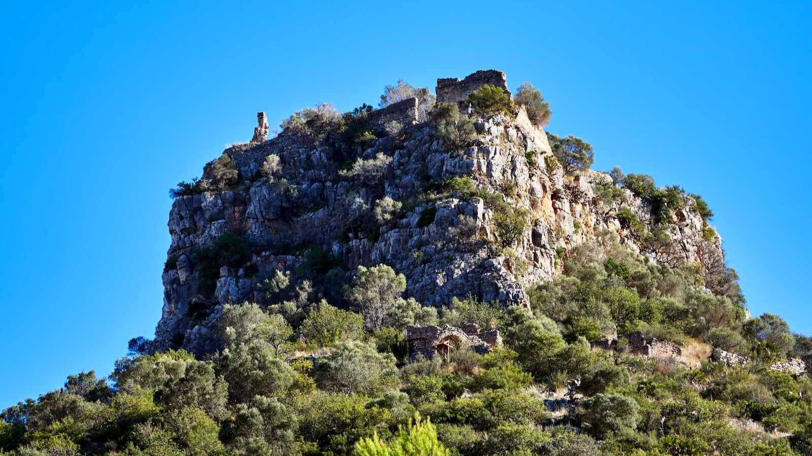 Peña escarpada sobre la que se asienta el Castillo de Marinyén. | Shutterstock