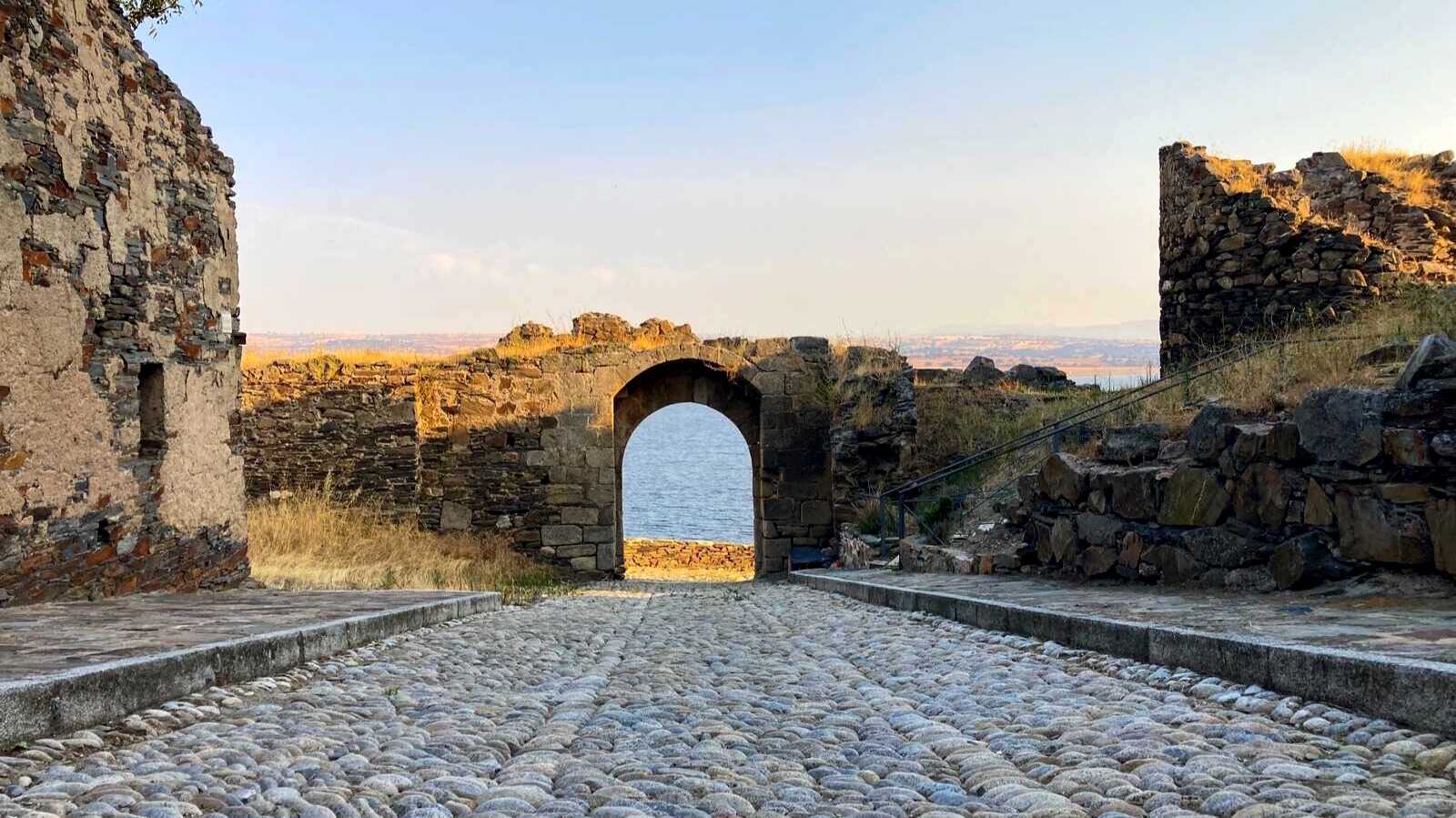 La única puerta de acceso a Salvatierra de Tormes que se conserva en la actualidad. | Shutterstock