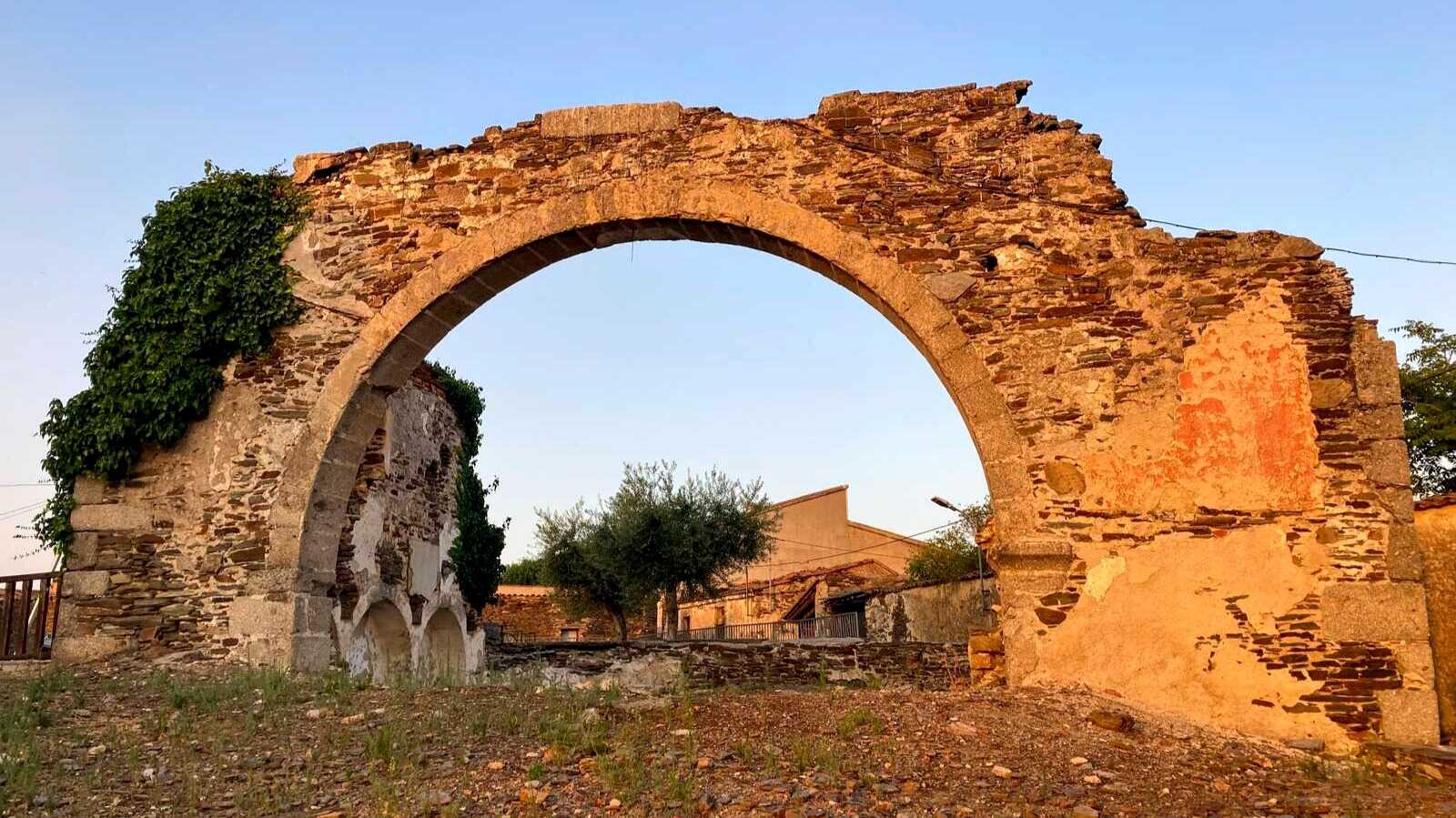 Ruinas de la sinagoga de Salvatierra de Tormes al atardecer. | Shutterstock