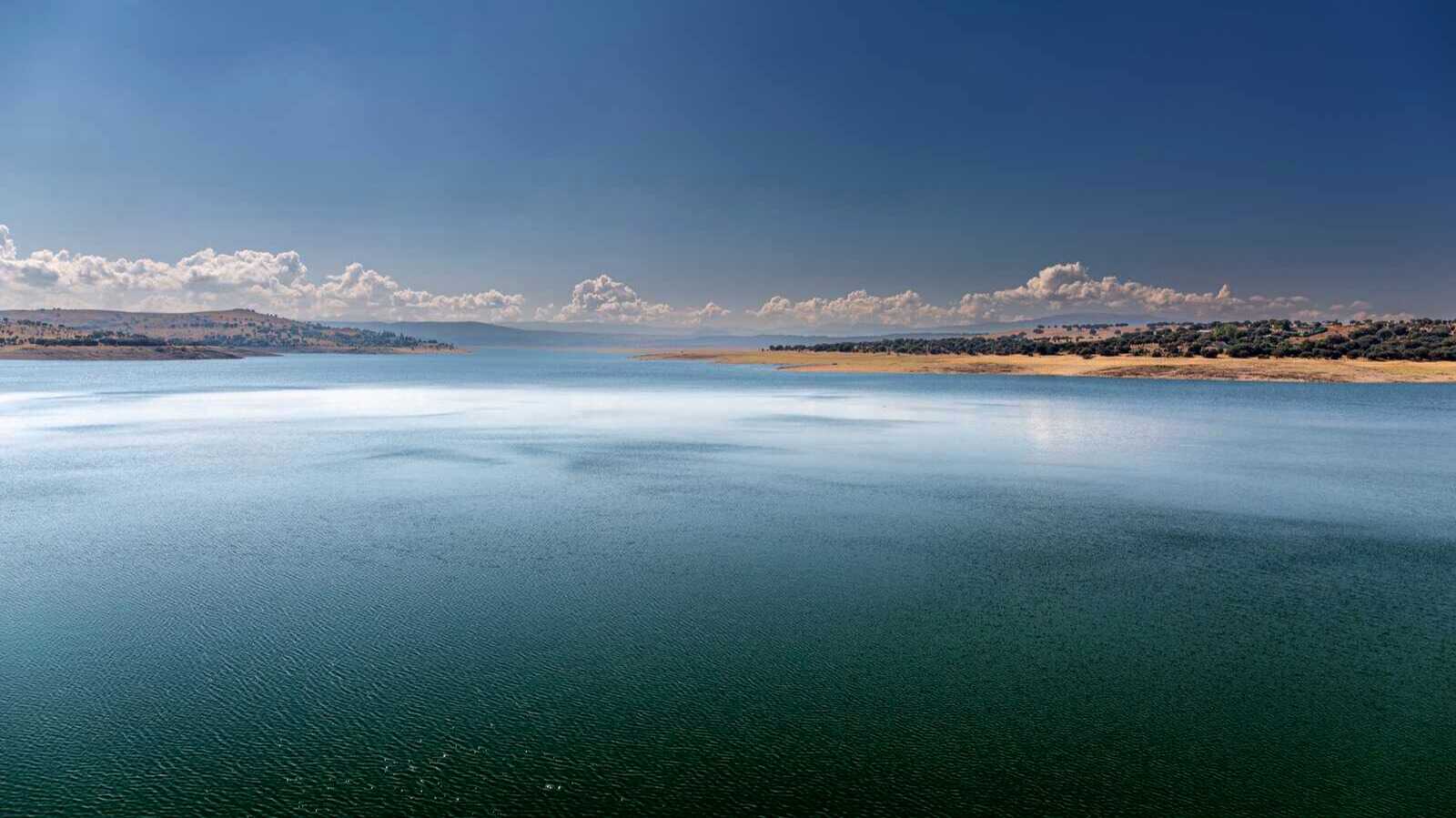 Embalse de Santa Teresa, junto a cuyas aguas se alza Salvatierra de Tormes. | Shutterstock