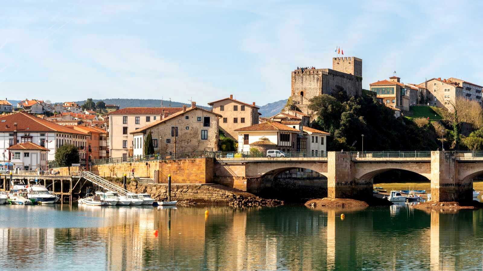 Vista del Castillo del Rey sobre las aguas de la ría. | Shutterstock