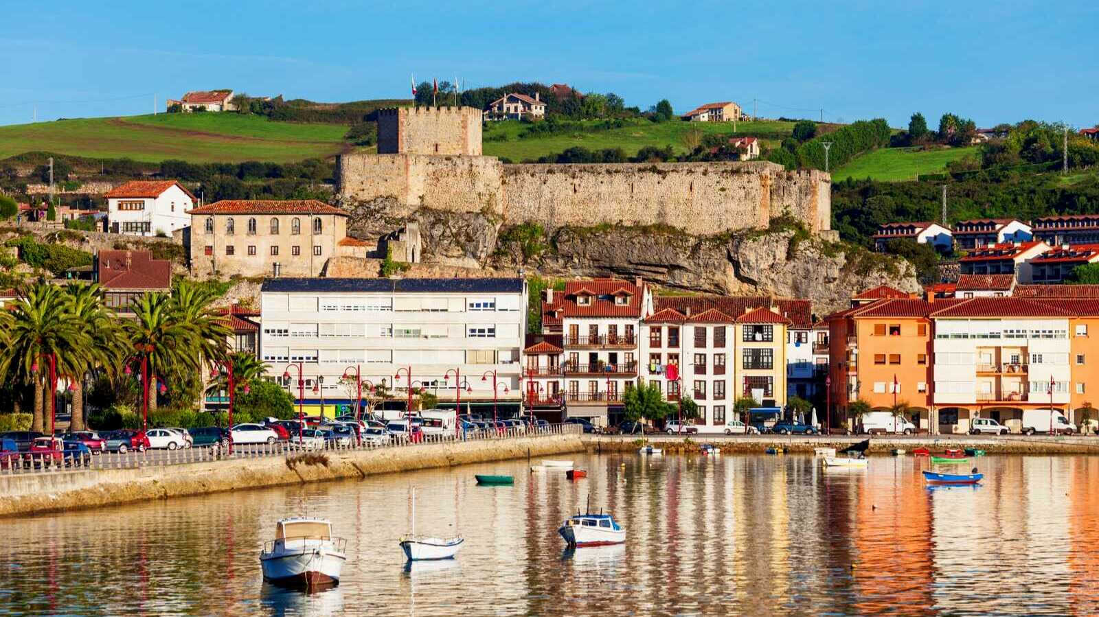 Vista del Castillo del Rey sobre los edificios de San Vicente de la Barquera. | Shutterstock