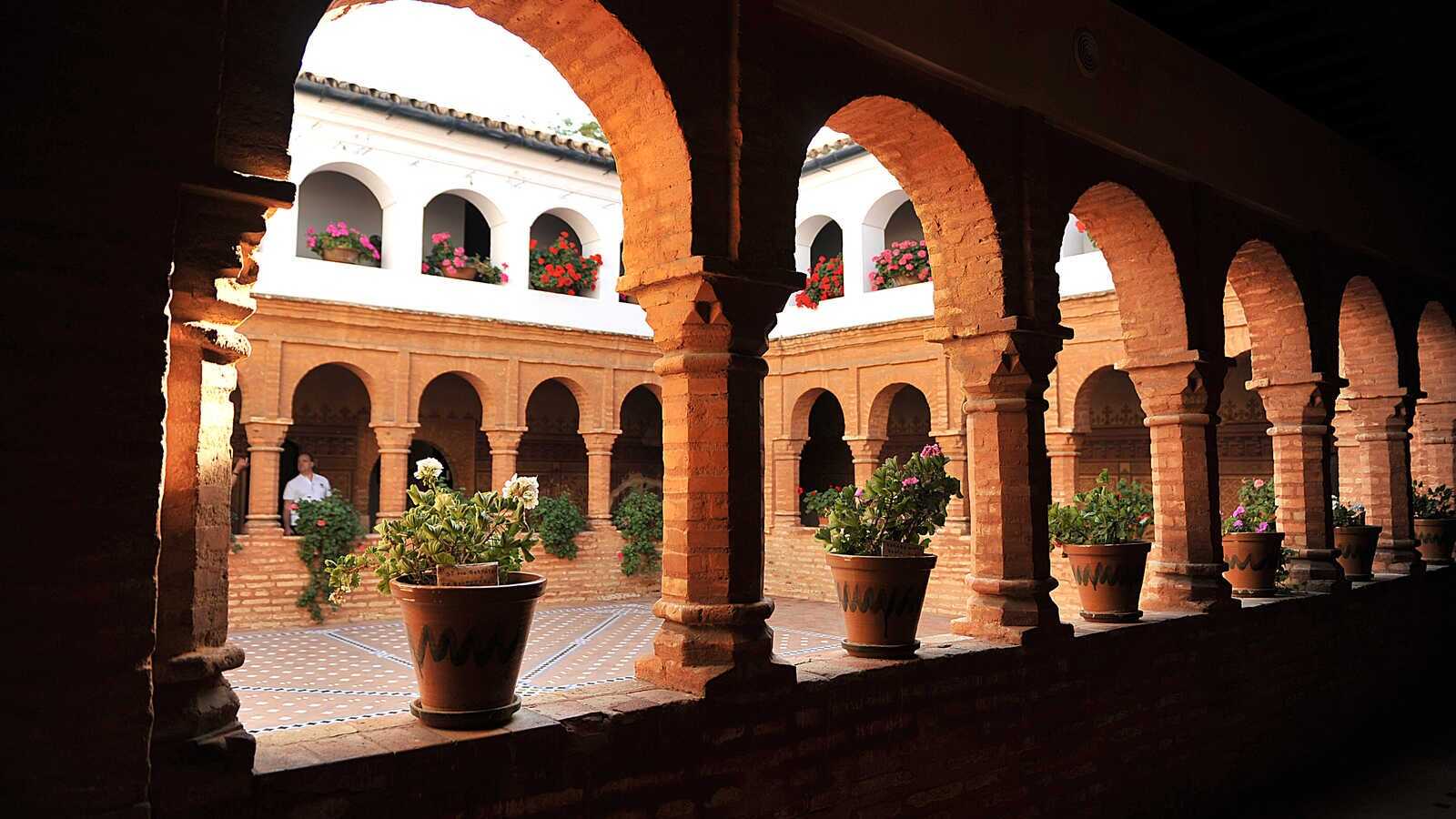 Claustro mudéjar del monasterio. | Shutterstock