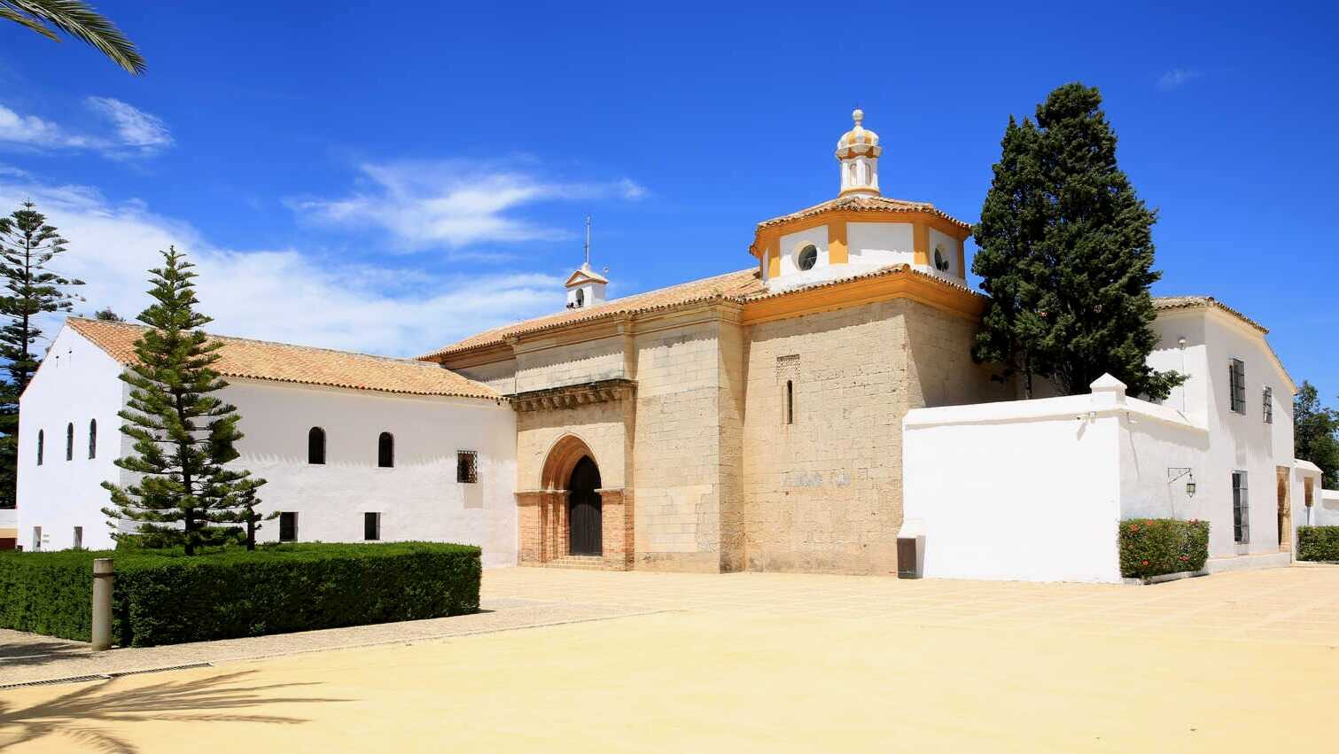 Fachada de la iglesia del Monasterio de La Rábida. | Shutterstock