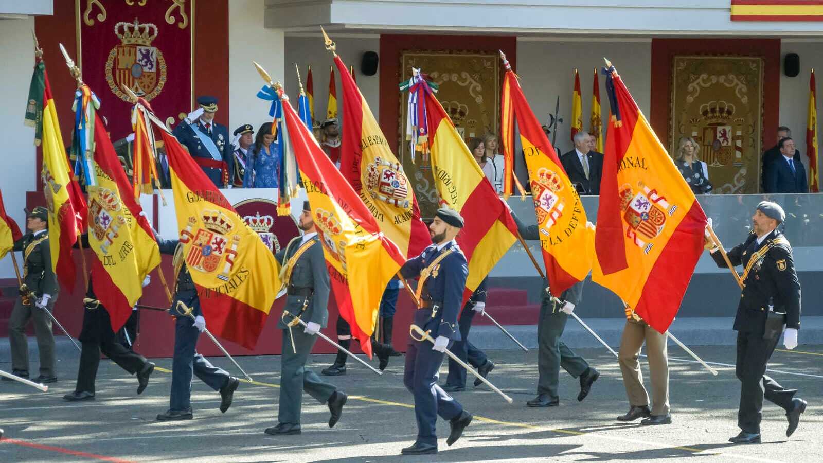 Desfile militar frente a las autoridades españolas en el Día de la Hispanidad. | Dreamstime