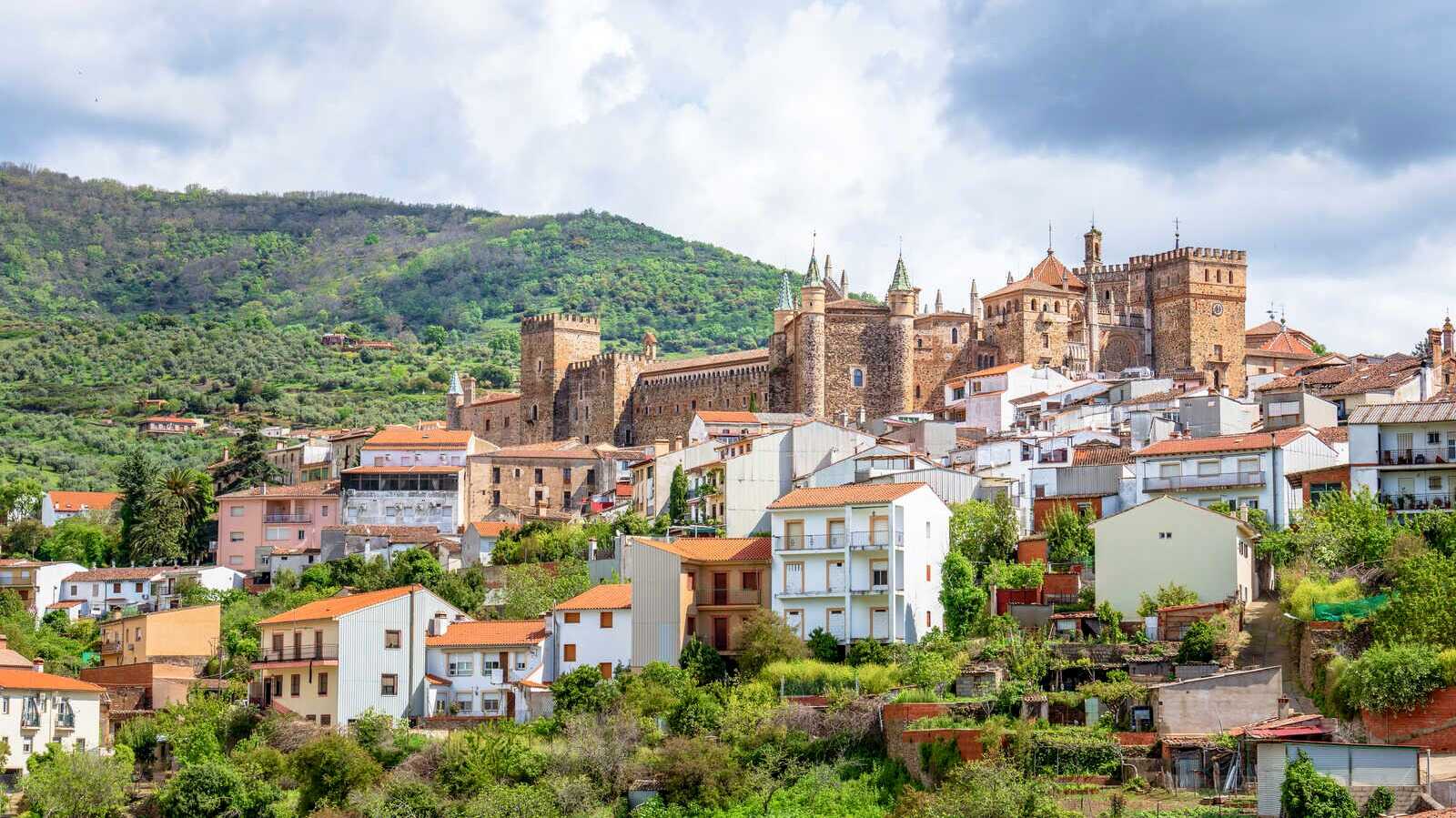 Guadalupe, en Cáceres, uno de los escenarios más importantes del Día de la Hispanidad. | Dreamstime