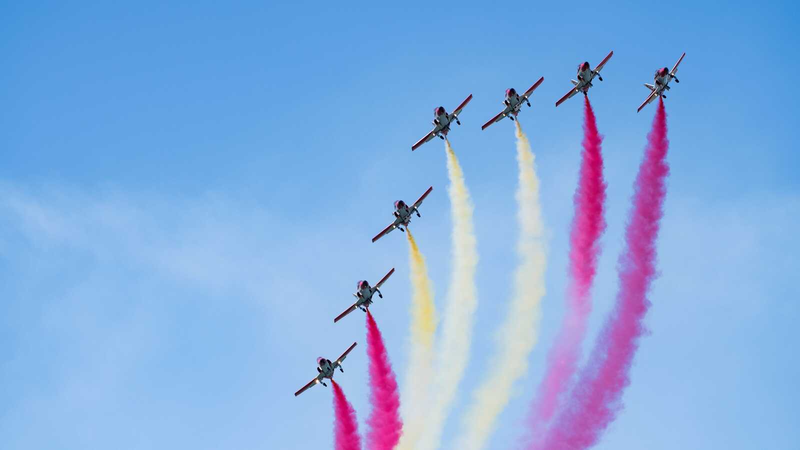 Desfile militar aéreo durante las celebraciones del Día de la Hispanidad. | Shutterstock