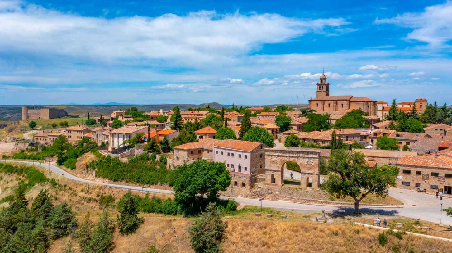 Vista aérea de Medinaceli con el arco romano en primer plano. | Dreamstime