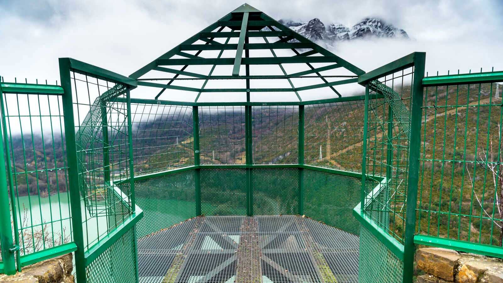 Mirador del Muro sobre el embalse de Búbal, en Hoz de Jaca. | Dreamstime