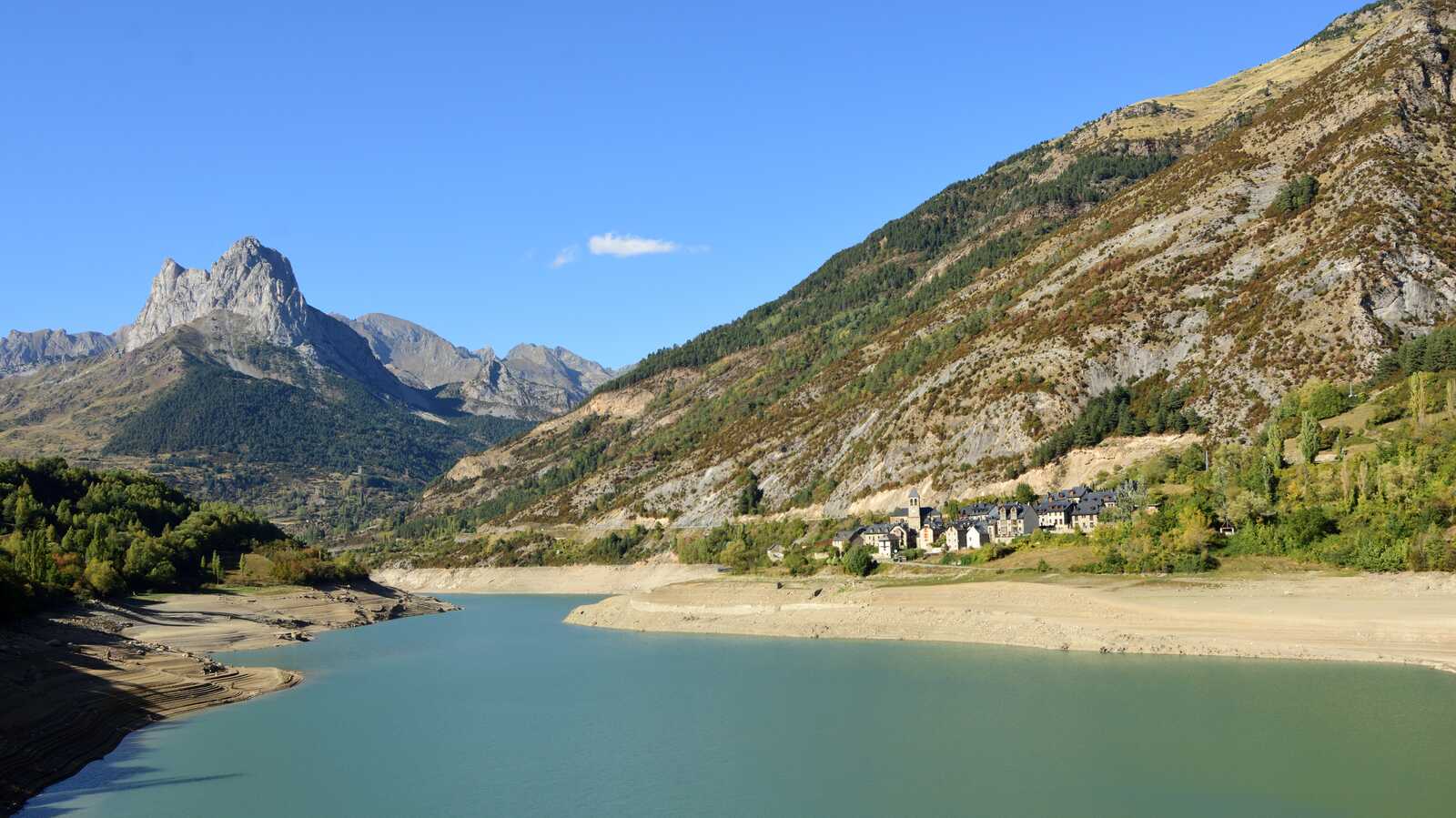 Hoz de Jaca, a orillas del embalse de Búbal en el Valle del Tena. | Dreamstime