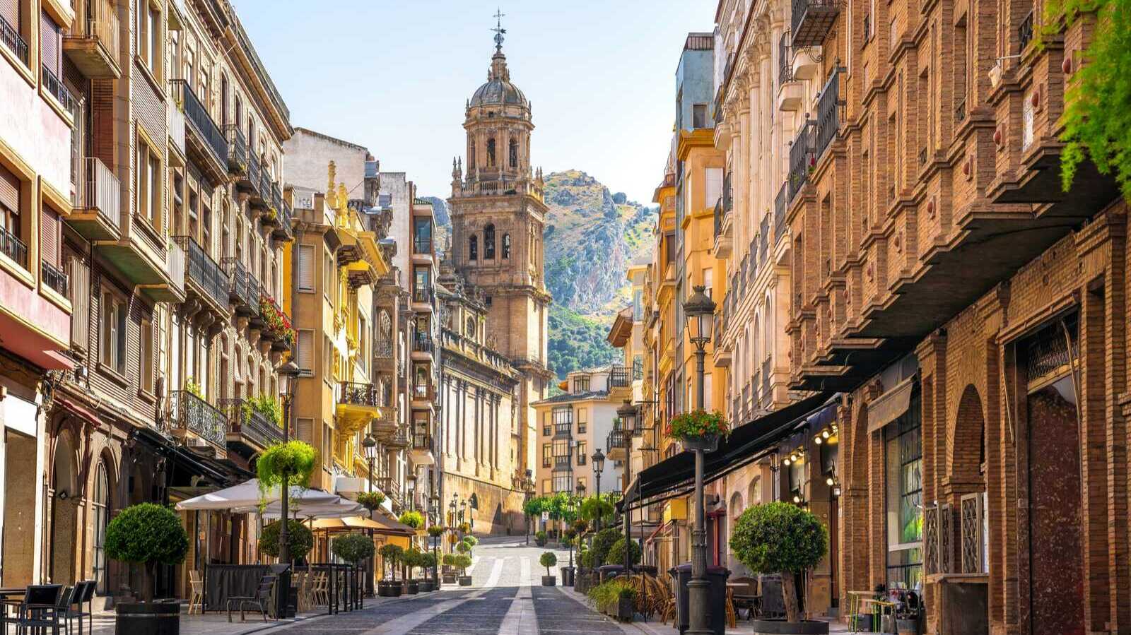 Calle Bernabé Soriano, con vistas a la Catedral de Jaén. | Shutterstock(1) (1)