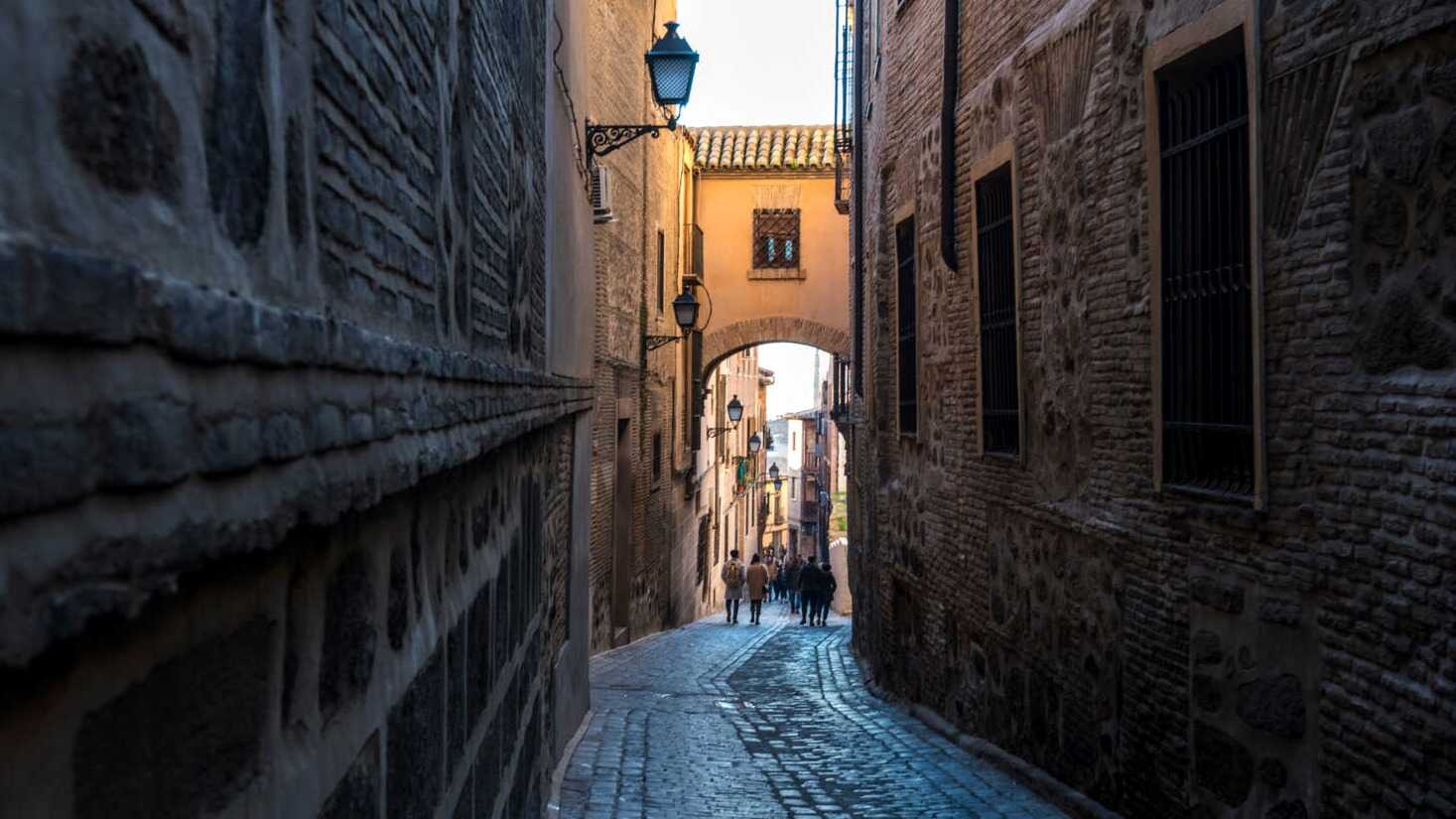 Calle medieval del casco histórico de Toledo, uno de los más bonitos de España. | Shutterstock
