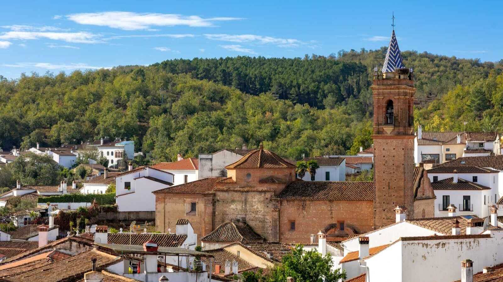 Vista general de Fuenteheridos con la Iglesia del Espíritu Santo en primer plano. | Shutterstock