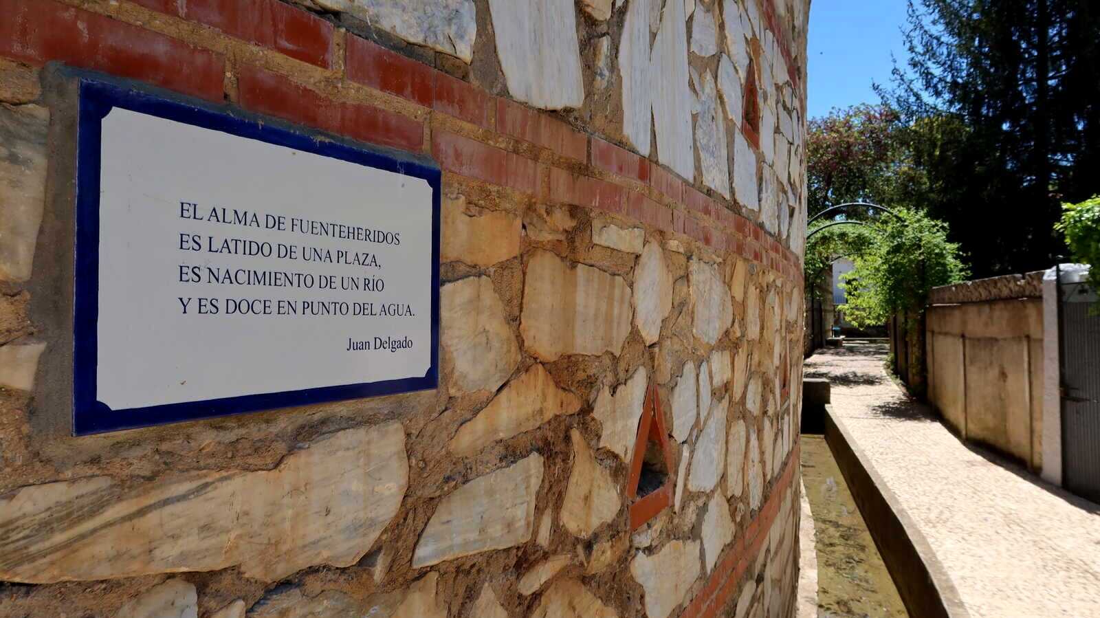 Paseo de los Poetas y lieva tradicional de riego. | Dreamstime