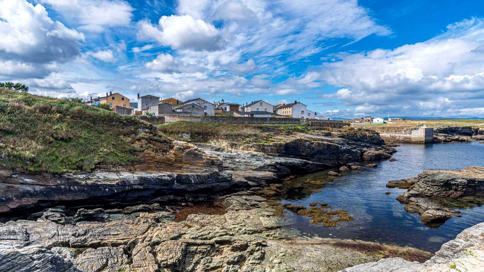 Vista de Rinlo desde la costa. | Dreamstime