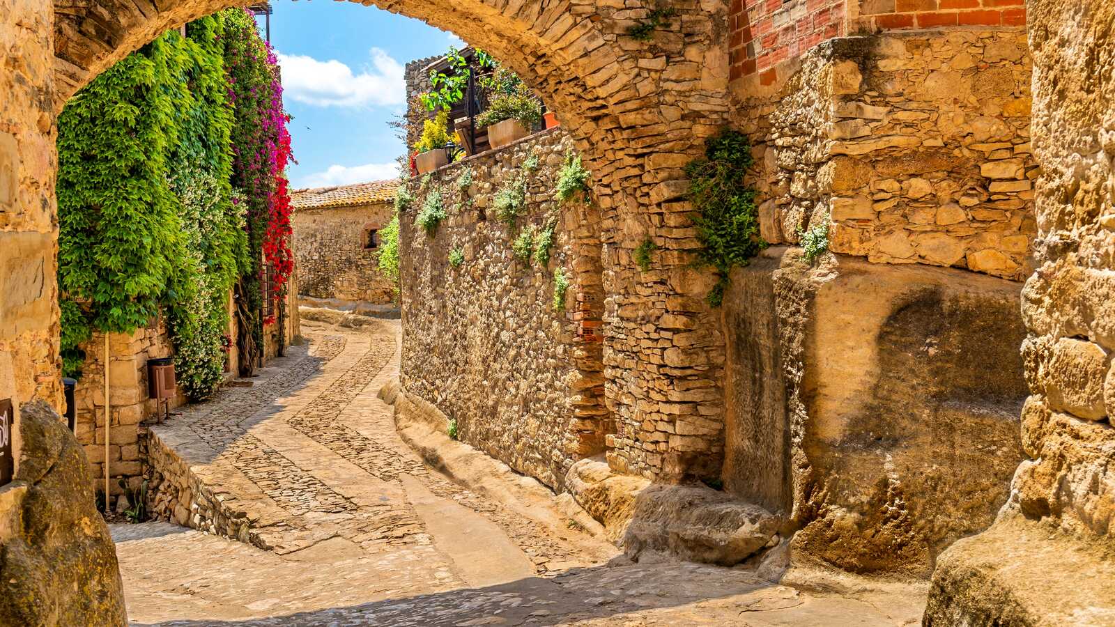 Peratallada. | Shutterstock