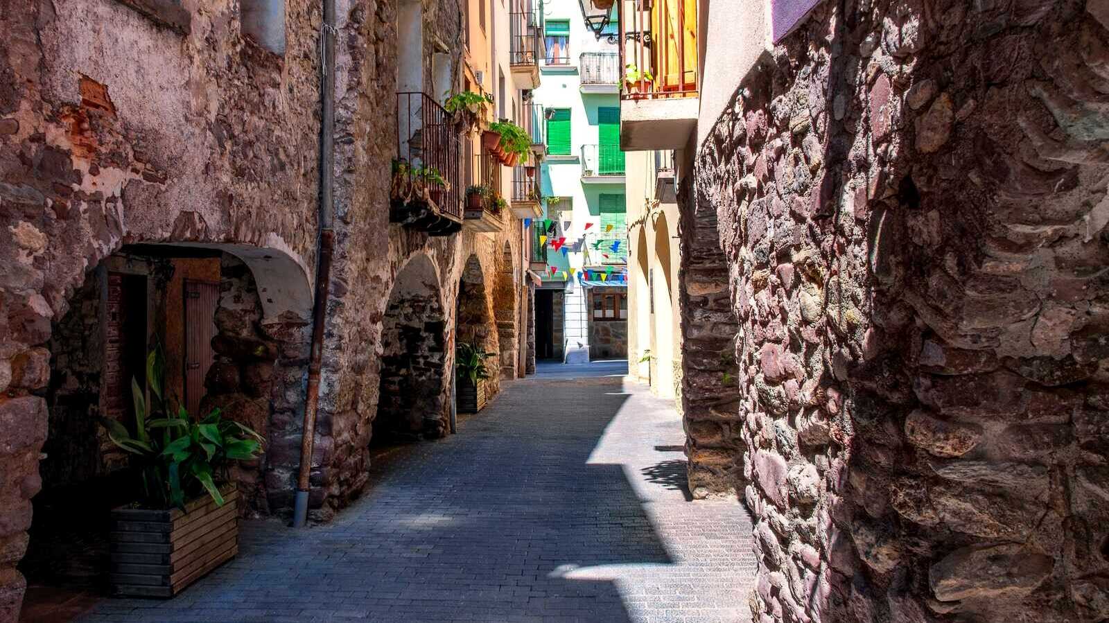 Calle de arquitectura medieval en El Pont de Suert. | Shutterstock