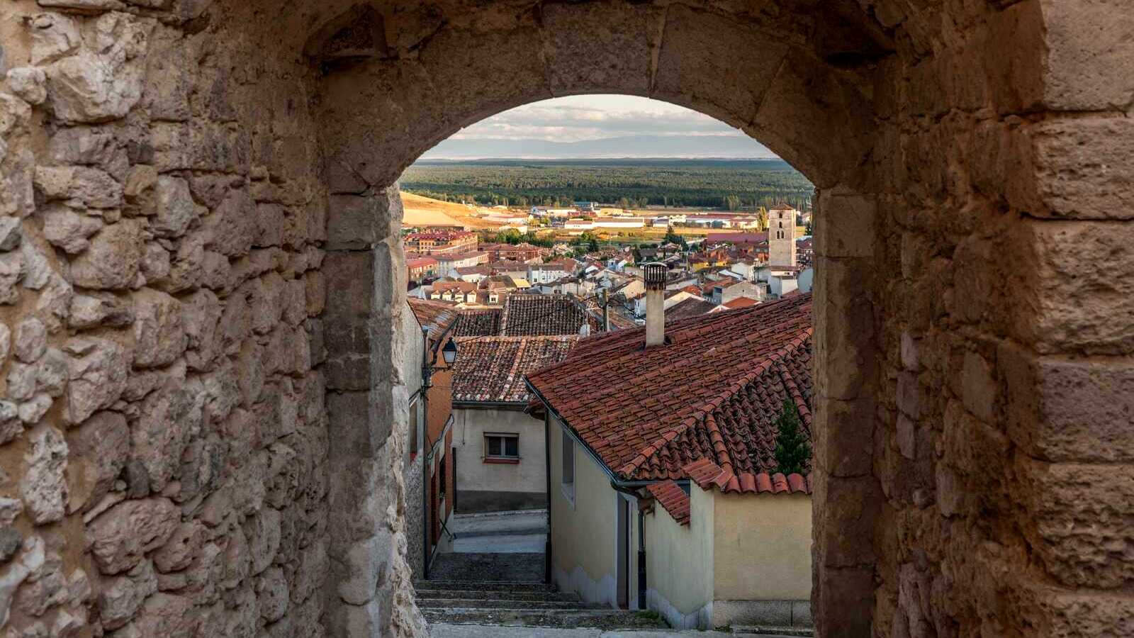 Villa de Cuéllar a través de una de las puertas de la muralla. | Dreamstime