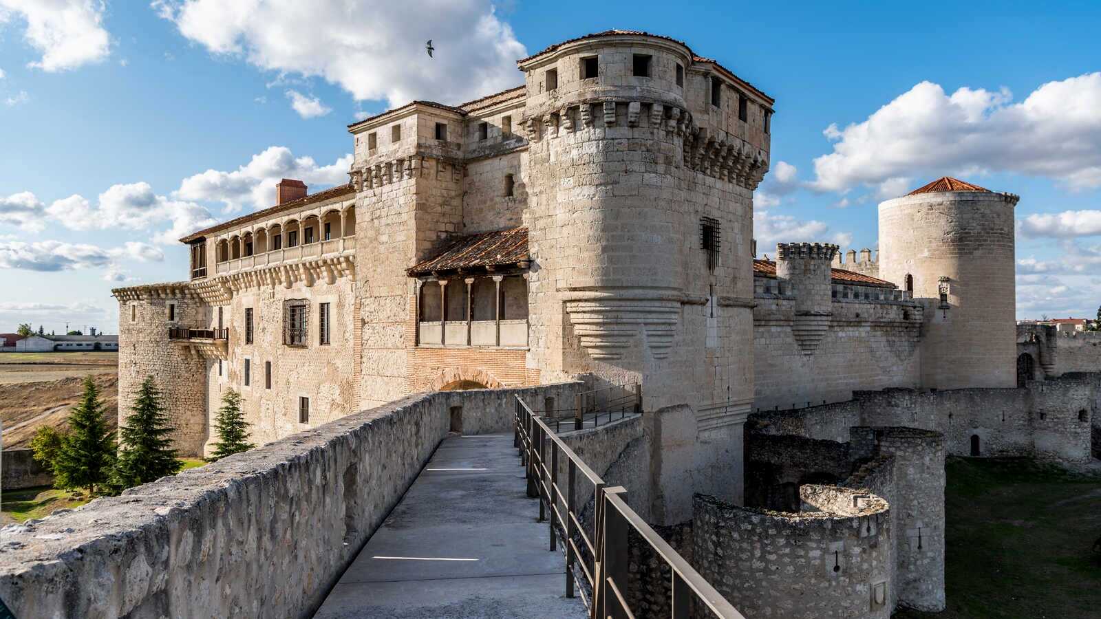 Vista del imponente Castillo de Cuéllar. | Shutterstock