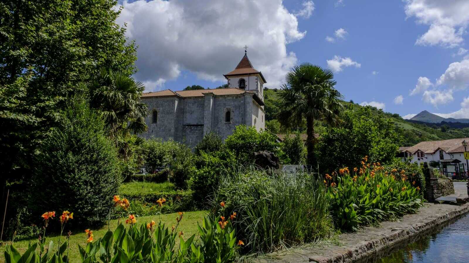 Monasterio de San Salvador, el edificio más importante de Urdabuzi–Urdax. | Shutterstock