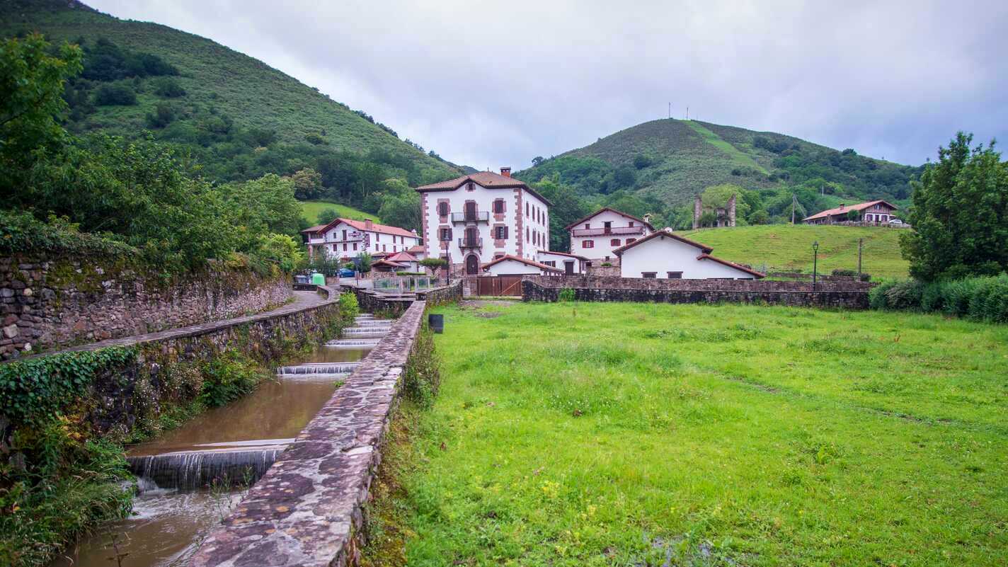 Vista del canal que atraviesa Urdabuzi–Urdax. | Shutterstock