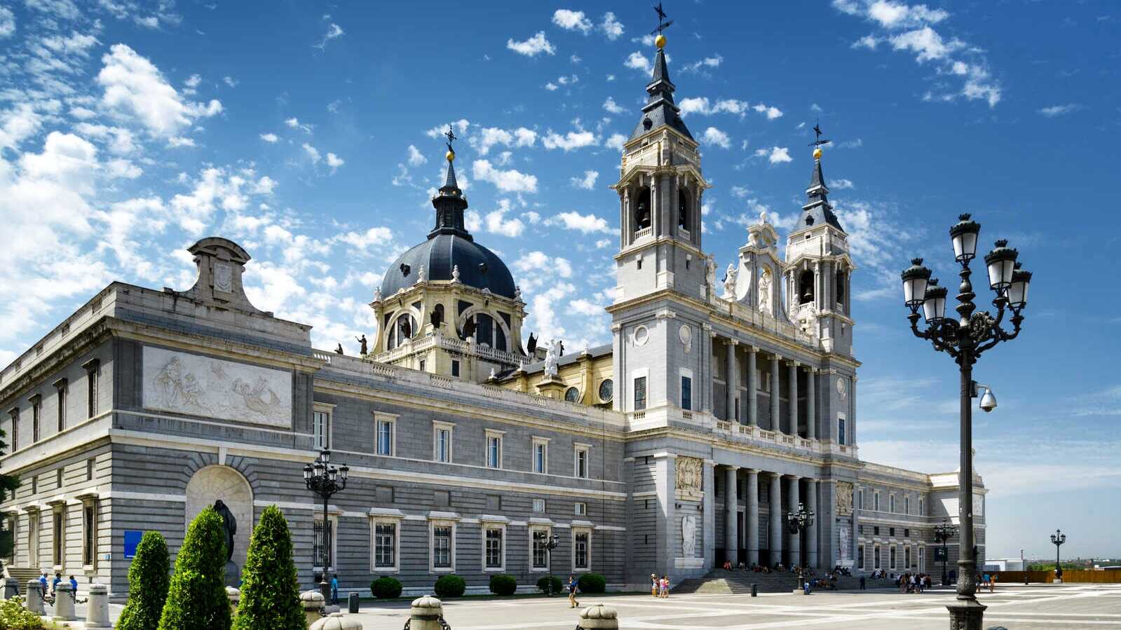 Fachada de la Catedral de la Almudena. | Shutterstock