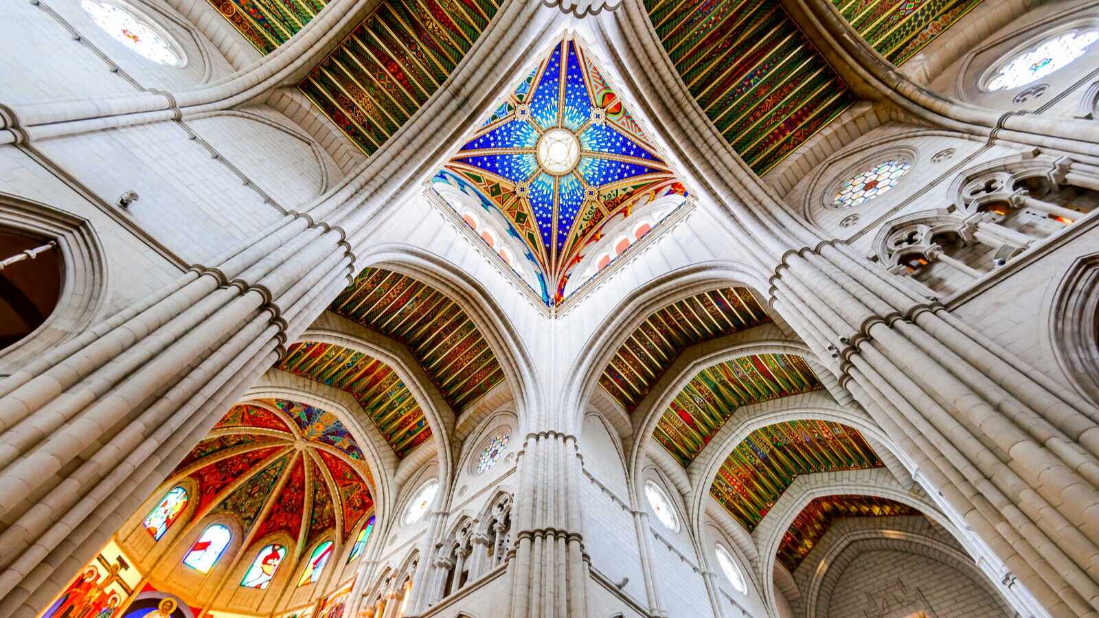 Interior de la Catedral de la Almudena. | Shutterstock
