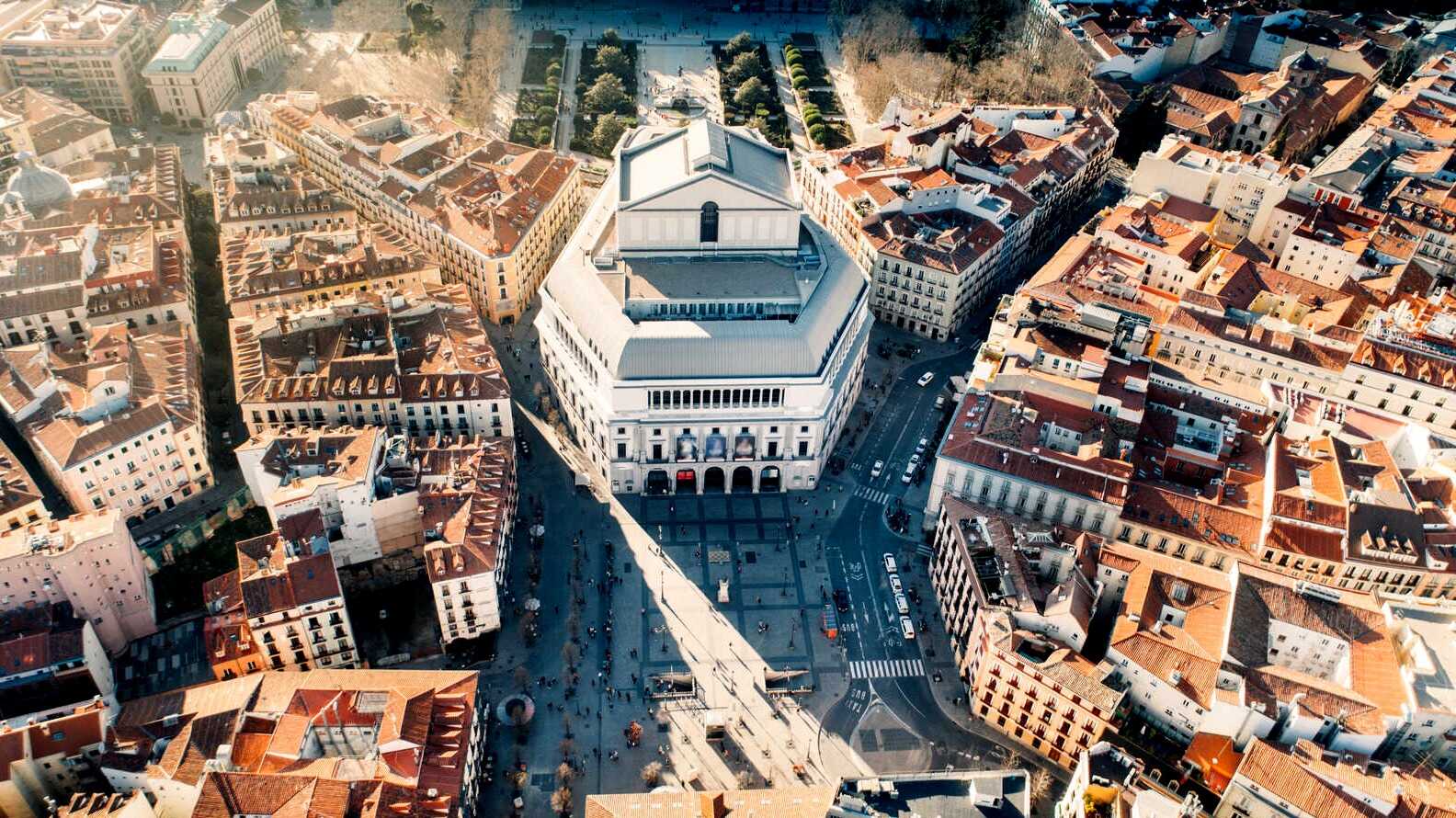 Vista aérea del Teatro Real y sus alrededores. | Dreamstime