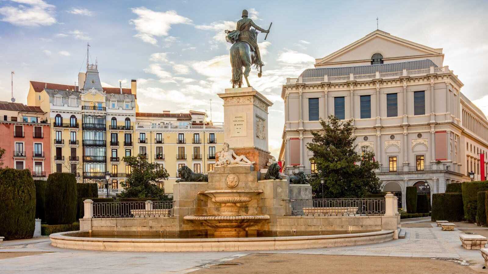 Fachada del Teatro Real en la Plaza de Oriente. | Dreamstime