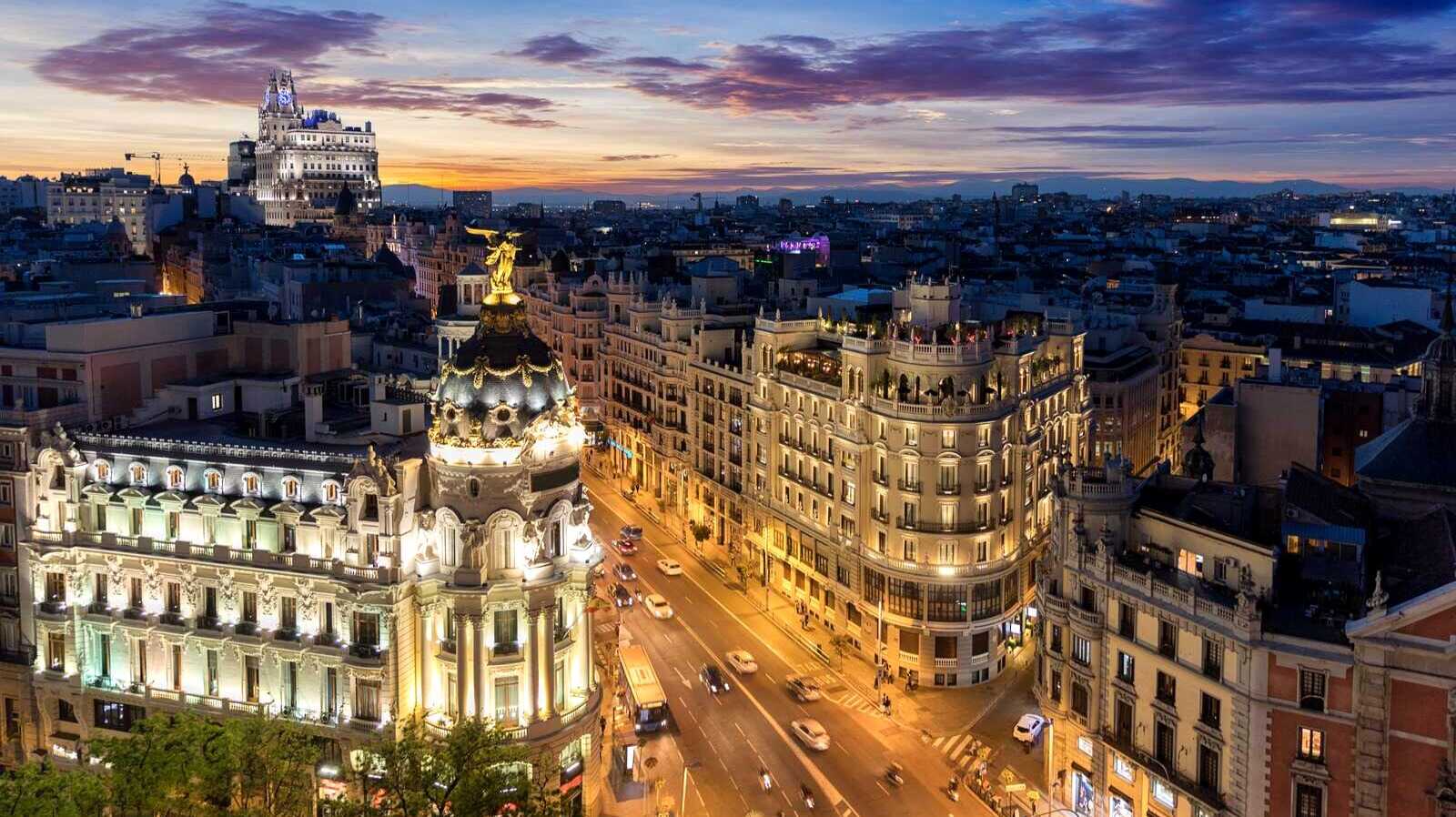Vista aérea de Madrid al anochecer. | Dreamstime