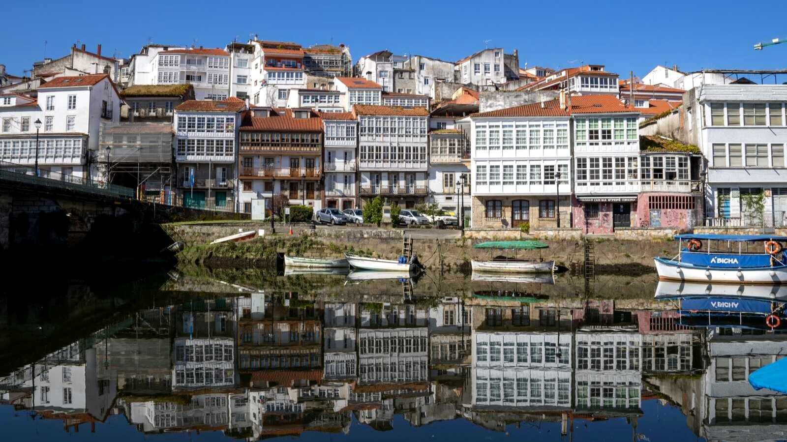 Edificios de Betanzos reflejados sobre el río. | Shutterstock