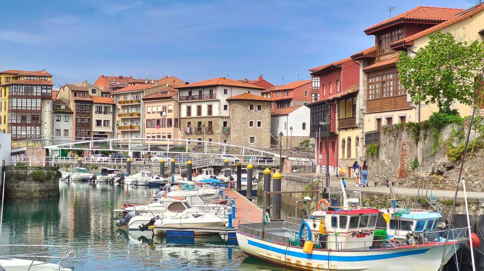 El pintoresco puerto de Llanes, Asturias.