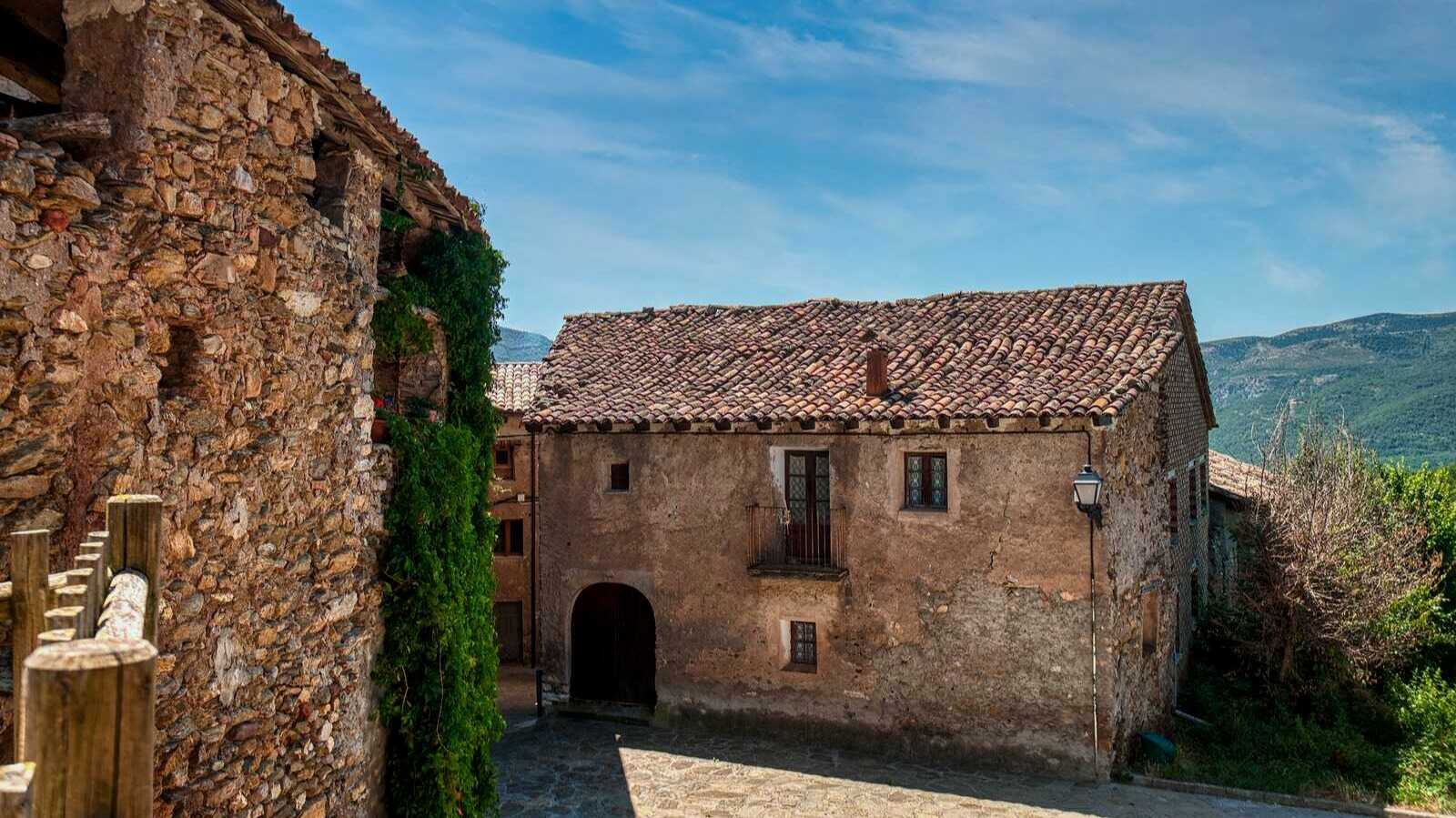 Casas de piedra sobre el fondo montañoso de Gotarta. | Shutterstock
