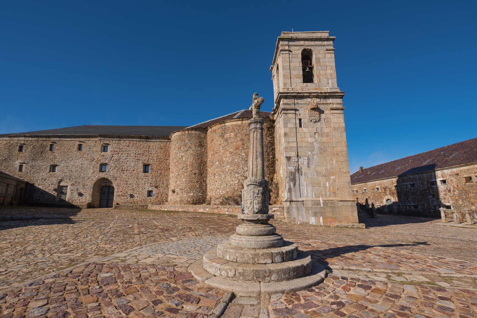 Vista de la fachada del Santuario de Nuestra Señora de la Peña de Francia. | Shutterstock
