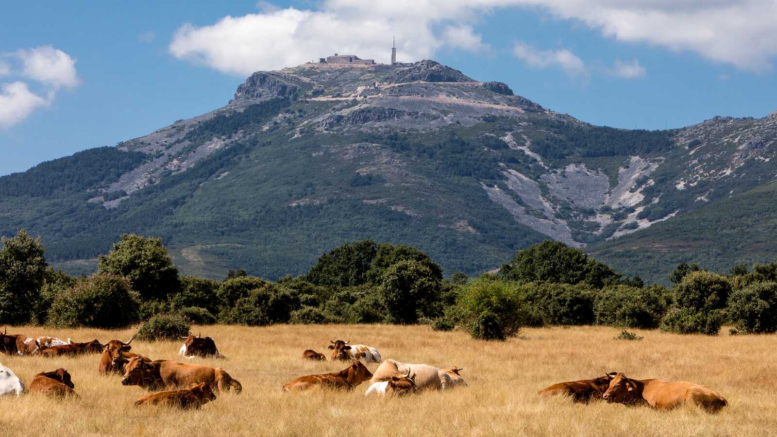 Vista de la Peña de Francia con el santuario en la cima. | Shutterstock
