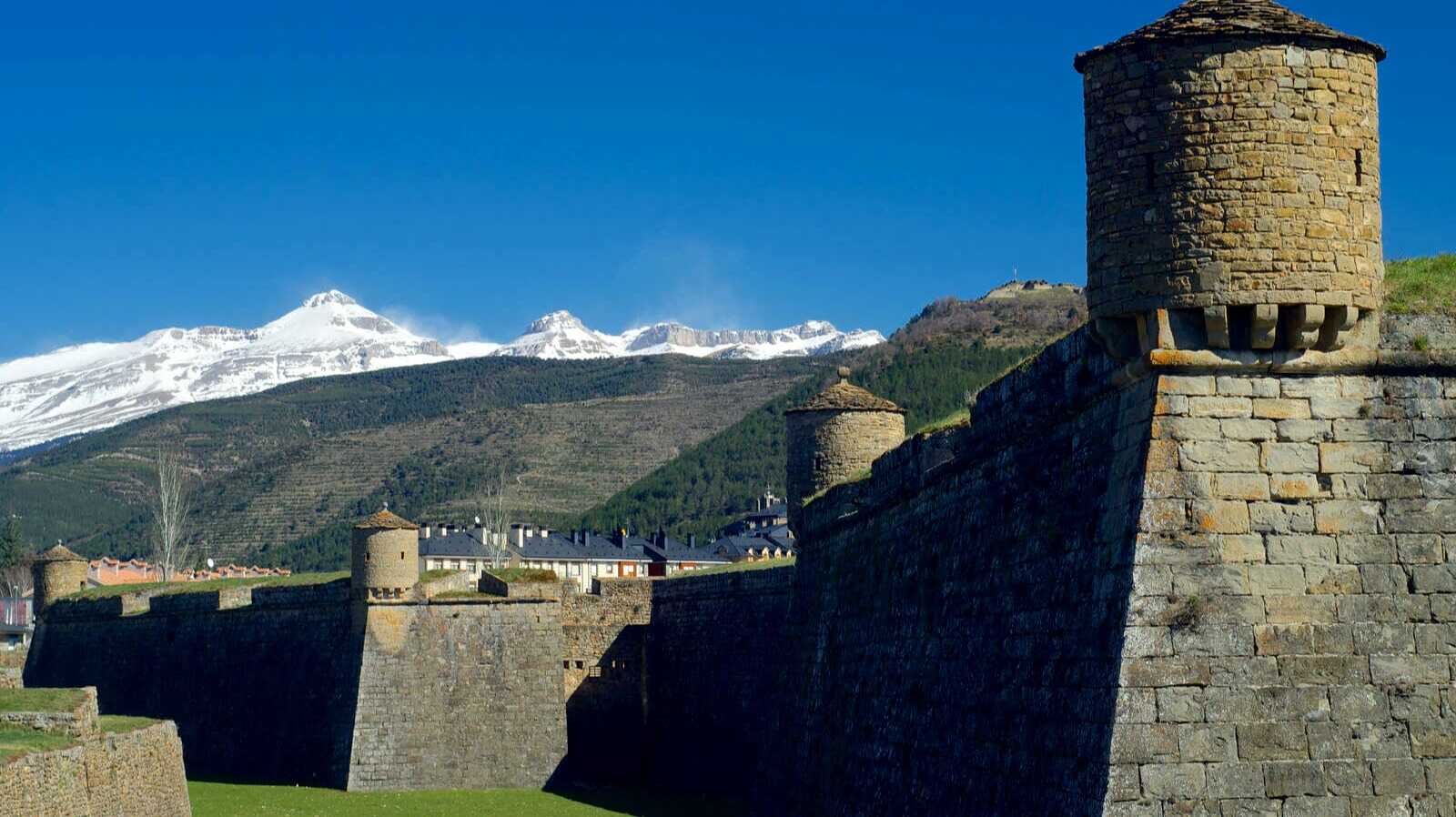 Murallas de la Ciudadela de Jaca. | Shutterstock