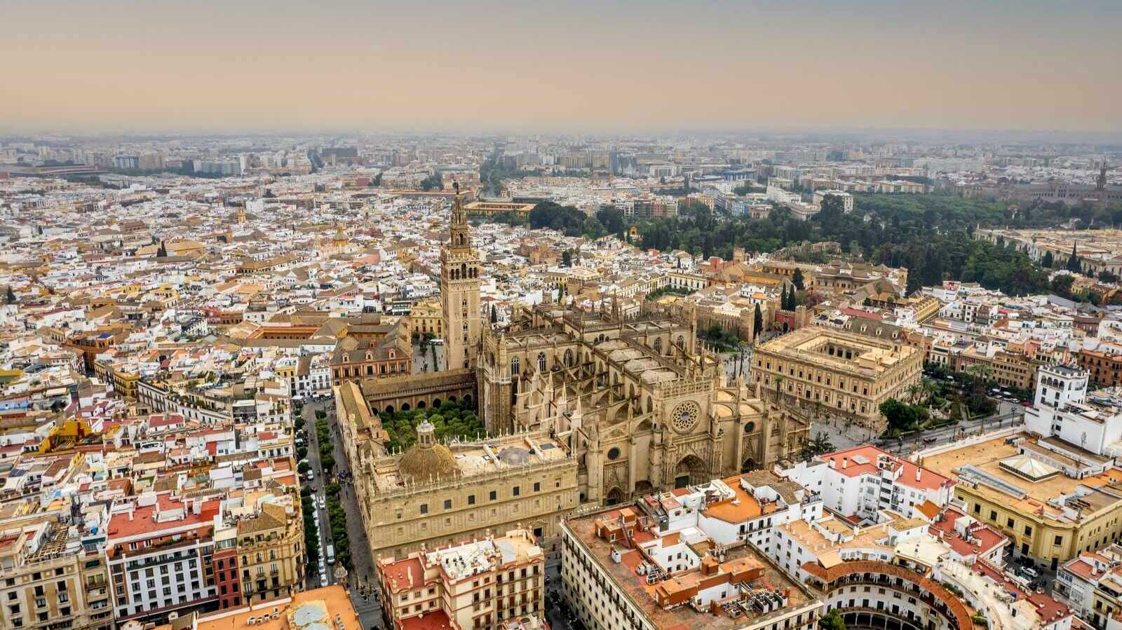 Vista aérea de la Catedral de Sevilla. | Shutterstock